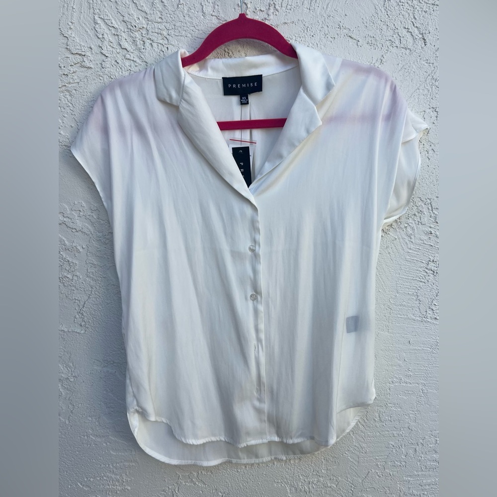 Shimmery pearl white button-up perfect for any occasion 🐚
